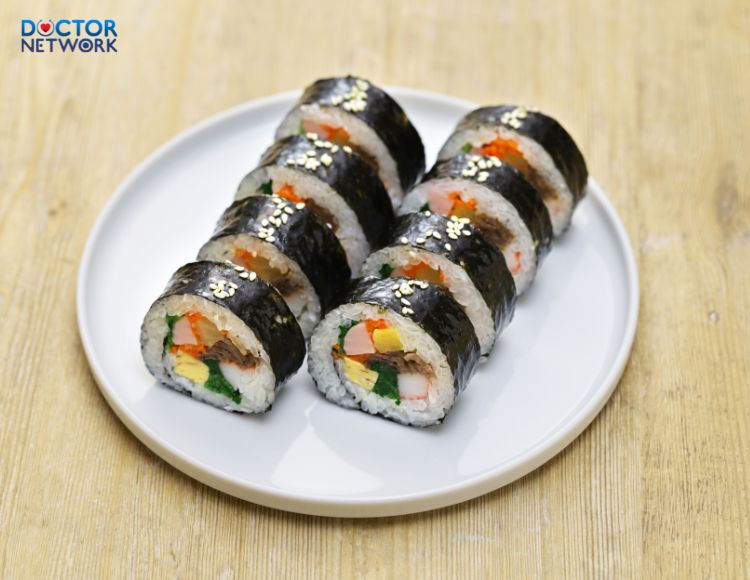 Com-cuon-bao-nhieu-calo-2 how-many-calories-are-in-kimbap-2